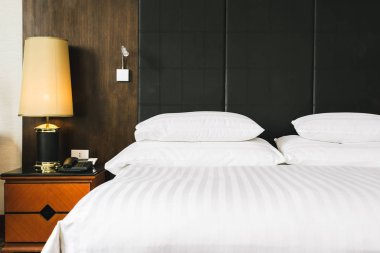 Güzel lüks rahat beyaz yastık ve battaniye yatakta zekâ