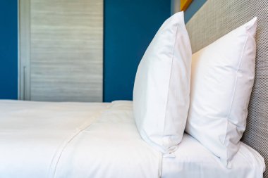 Yatak odasının iç dekorasyonunda yastık.