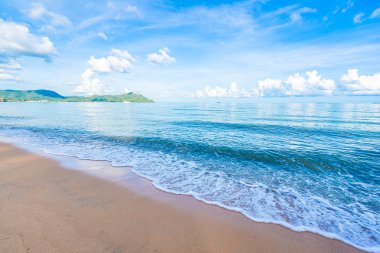 Beyaz bulut mavi gökyüzü ile güzel tropikal plaj deniz Okyanusu ve