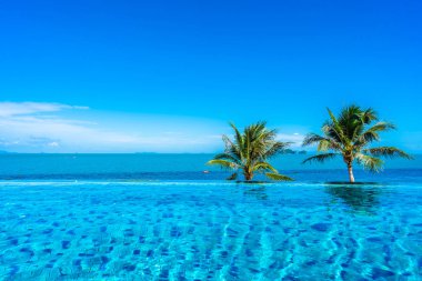 Deniz ile otel beldesinde güzel lüks açık yüzme havuzu 