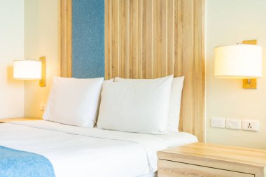 Hafif lamba ile yatak dekorasyonbeyaz rahat yastık