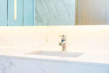 Banyo iç musluk suyu ve lavabo dekorasyon