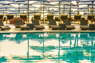 Otel re açık yüzme havuzu etrafında Şemsiye ve sandalye kanepe