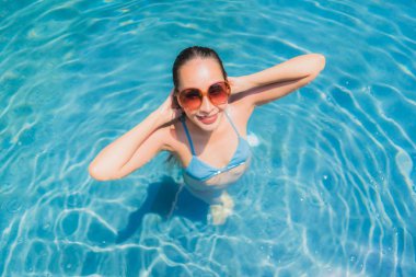 Tatlı genç gülümsemek güzel kadın portre mutlu Relax ve kızı