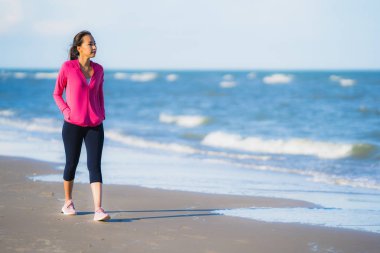 Portre güzel genç Asyalı kadın çalışan ve t üzerinde egzersiz