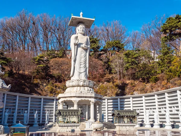 Bela estátua do budismo no Templo de Bongeunsa — Fotografia de Stock
