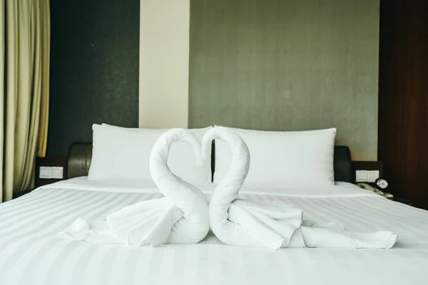 Łóżko dla nowożeńców z ręcznikiem łabędzia z dekoracją serca — Zdjęcie stockowe