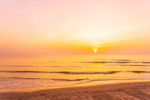 Beautiful outdoor landscape tropical nature with sea and beach a — Stock Photo, Image