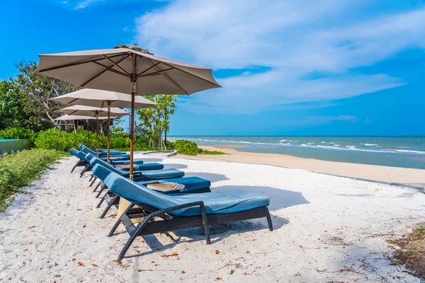 Ombrellone e sedia sulla spiaggia mare oceano con cielo blu e whit — Foto Stock