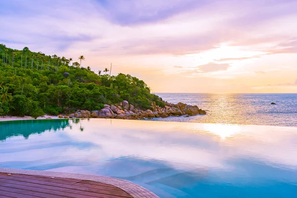 Bella piscina a sfioro all'aperto in hotel resort con se — Foto Stock