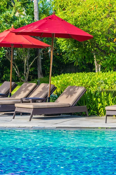 Sıcak açık yüzme havuzu etrafında güzel şemsiye ve sandalye — Stok fotoğraf