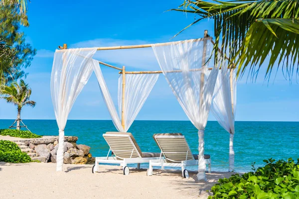 Bellissimo ombrellone e sedia intorno spiaggia mare oceano con sk blu — Foto Stock