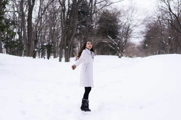 Bela jovem ásia mulher sorrindo feliz para viagem no neve ganhar — Fotografia de Stock