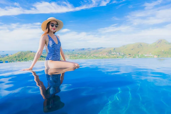 Retrato hermosa joven asiática mujer sonrisa feliz relajarse alrededor de sw — Foto de Stock