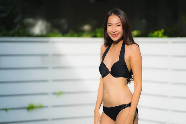 Porträtt vacker ung asiatisk kvinna Happy Smile slappna av runt ou — Stockfoto