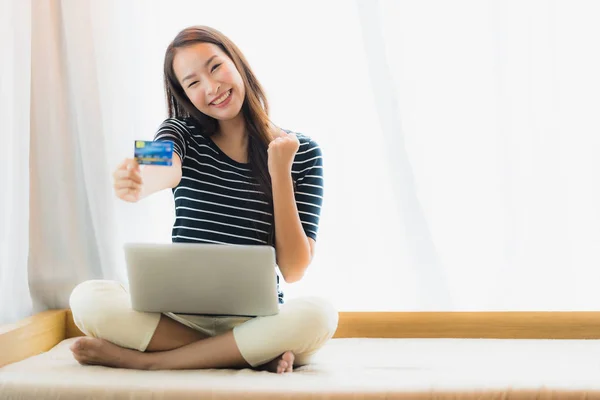 Retrato hermosa joven asiática mujer usando computadora portátil o —  Fotos de Stock