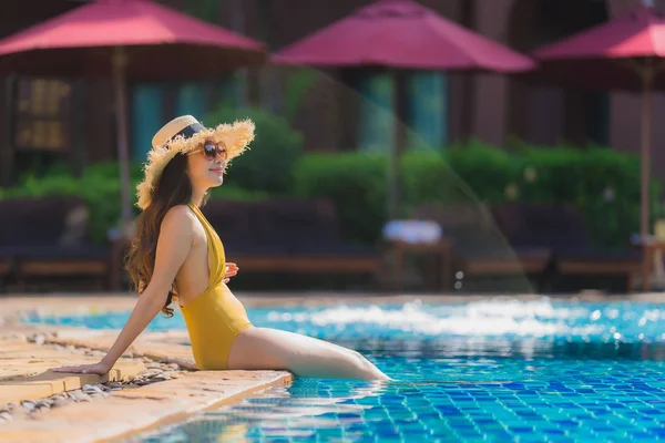 Retrato bonito jovem asiático mulher lazer relaxar sorriso e hap — Fotografia de Stock