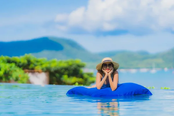 Portrait beautiful young asian woman happy smile relax in swimmi — Stock Photo, Image