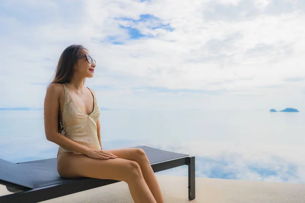 Retrato jovem mulher asiática relaxar sorriso feliz ao redor natação poo — Fotografia de Stock