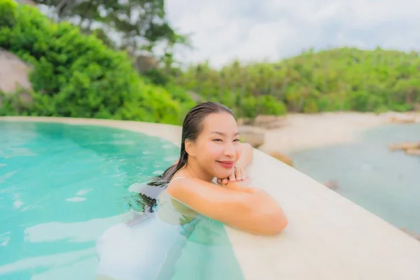 肖像画若いアジアの女性は、屋外の水泳の周りに幸せな笑顔をリラックス — ストック写真
