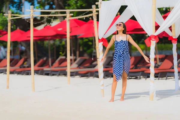 Portret jonge Aziatische vrouw glimlach gelukkig rond strand zee oceaan Wi — Stockfoto