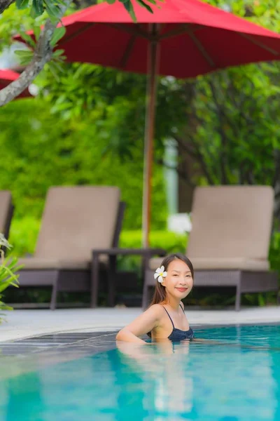 Portrait jeune asiatique femme relax sourire heureux autour de nager en plein air — Photo