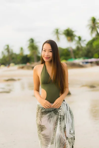 Porträtt vackra asiatiska kvinnor Happy Smile slappna av på den tropiska — Stockfoto