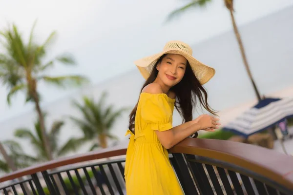 Retrato bonito asiático mulheres feliz sorriso relaxar no tropical — Fotografia de Stock