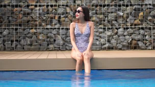 Imagens Mulher Asiática Relaxante Piscina Durante Férias Verão — Vídeo de Stock
