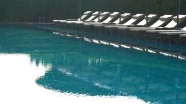tatil beldesinde yüzme havuzu doğal görüntüleri
