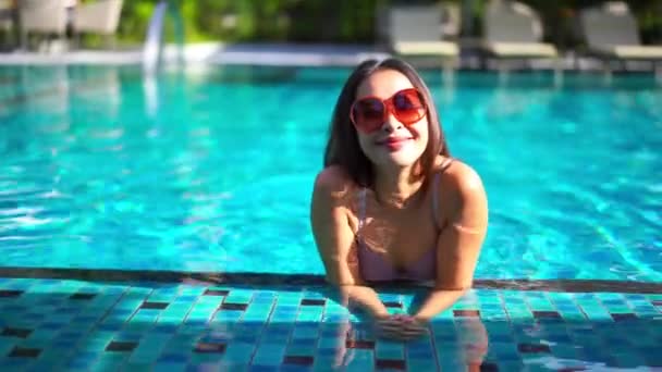 Záběry Asijské Ženy Relaxační Bazénu Letních Prázdninách — Stock video