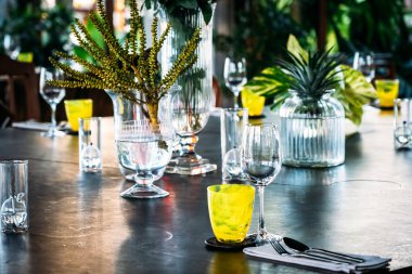 Yemek set ile Şarap kadehi kahvaltı öğle veya akşam yemeği hazırlamak