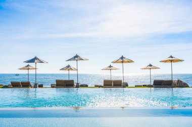 Deniz okyanus üzerinde sky şemsiye ve sandalye ile güzel manzara 