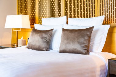 Yatak ve battaniye üzerinde güzel lüks rahat beyaz yastık Dec