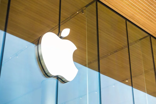 Bangkok, Tailândia 28 de dezembro de 2018: logotipo da Apple na janela gl — Fotografia de Stock