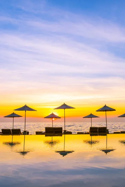 Parapluie et chaise autour de la piscine à l'hôtel resort pour leis — Photo