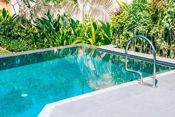 Hermoso paisaje piscina al aire libre en hotel y resort fo — Foto de Stock