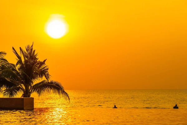 Schöne Landschaft im Freien mit Kokospalmen um Swimmi — Stockfoto