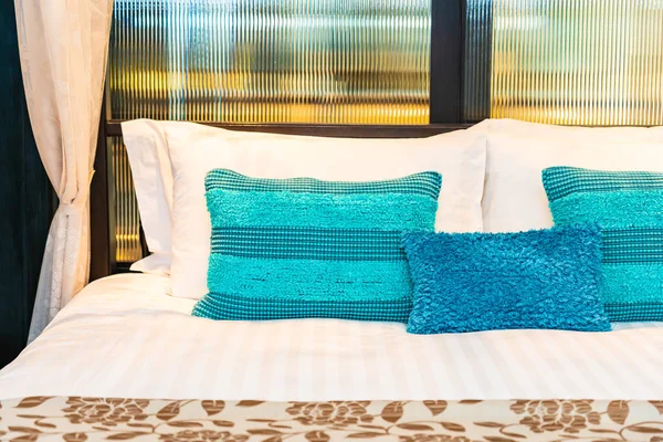 Удобная роскошная белая подушка и одеяло на кровати — стоковое фото