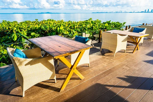 Mesa vacía y silla para comedor conjunto casi mar océano playa en w —  Fotos de Stock