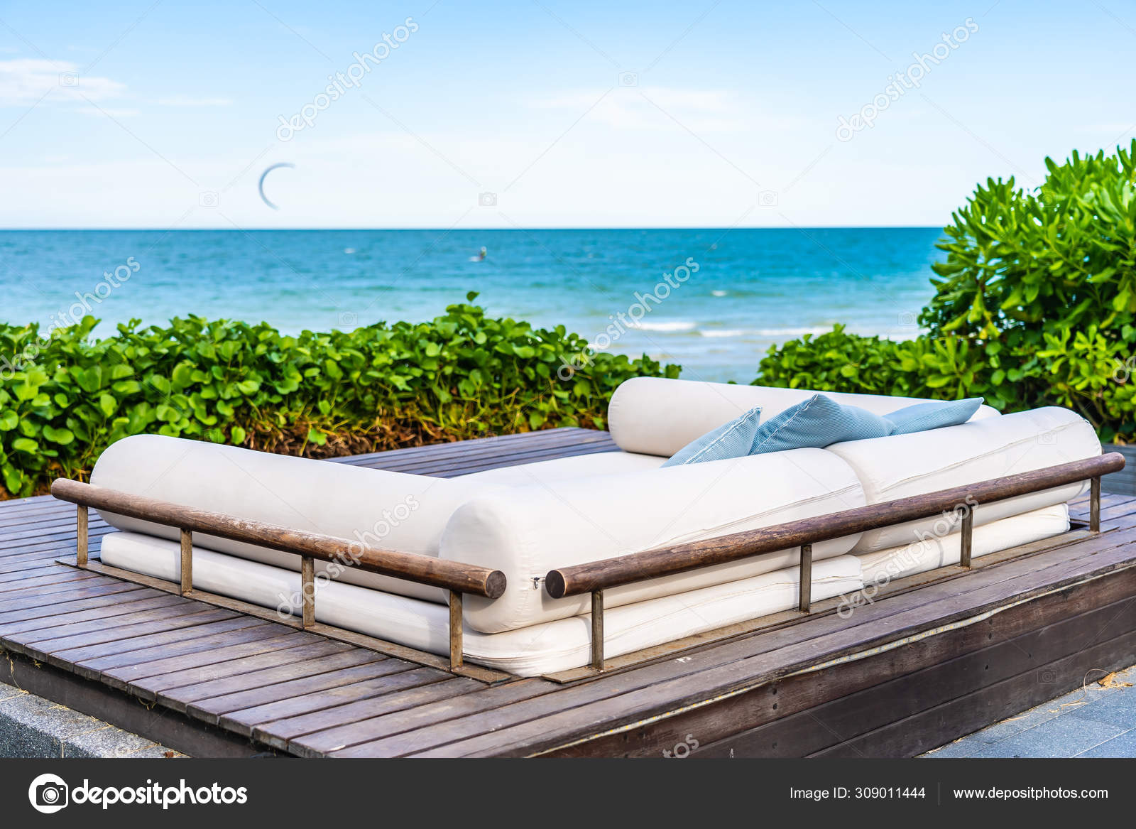 Kissen Auf Sofa Dekoration Fast Strand Meer Und Meer Fur Die Freizeit Stockfoto C Mrsiraphol 309011444