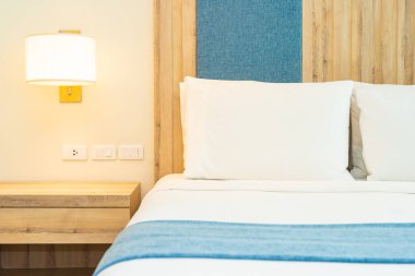 Hafif lamba ile yatak dekorasyonbeyaz rahat yastık