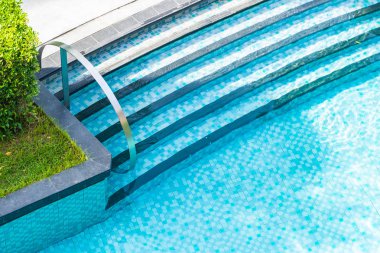 Dinlenmek için açık yüzme havuzu