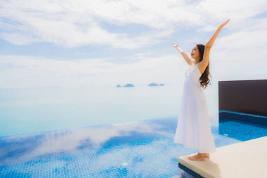 Portre genç asyalı kadın yüzme kaka etrafında mutlu gülümseme dinlenmek