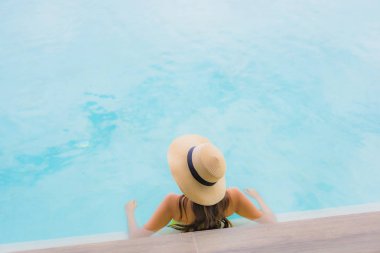 Portre asya güzel genç kadın mutlu gülümseme etrafında rahatlayın