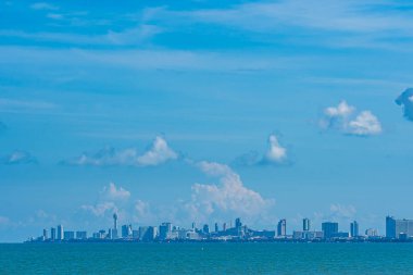 Pattaya Cityscape ve beyaz Clou ile deniz güzel manzara