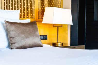 Yatak ve battaniye üzerinde güzel lüks rahat beyaz yastık Dec