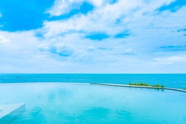 Se ile otel beldesinde güzel açık sonsuzluk yüzme havuzu