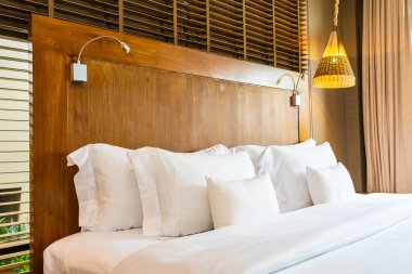 Yatak ve battaniye üzerinde güzel lüks rahat beyaz yastık Dec