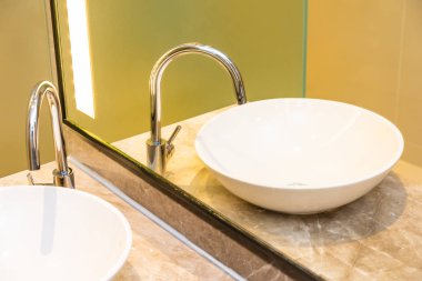 Su musluk ve lavabo dekorasyon iç